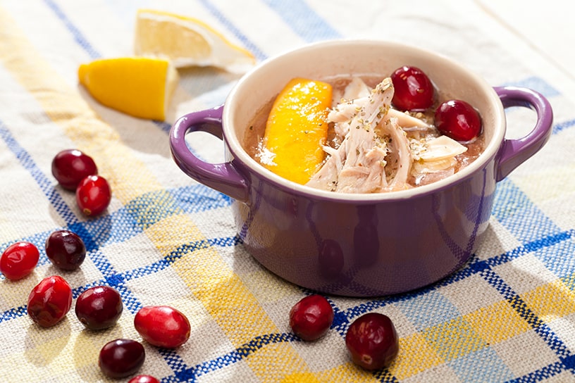 stoofpotje met kip in een paars 1-persoons pannetje